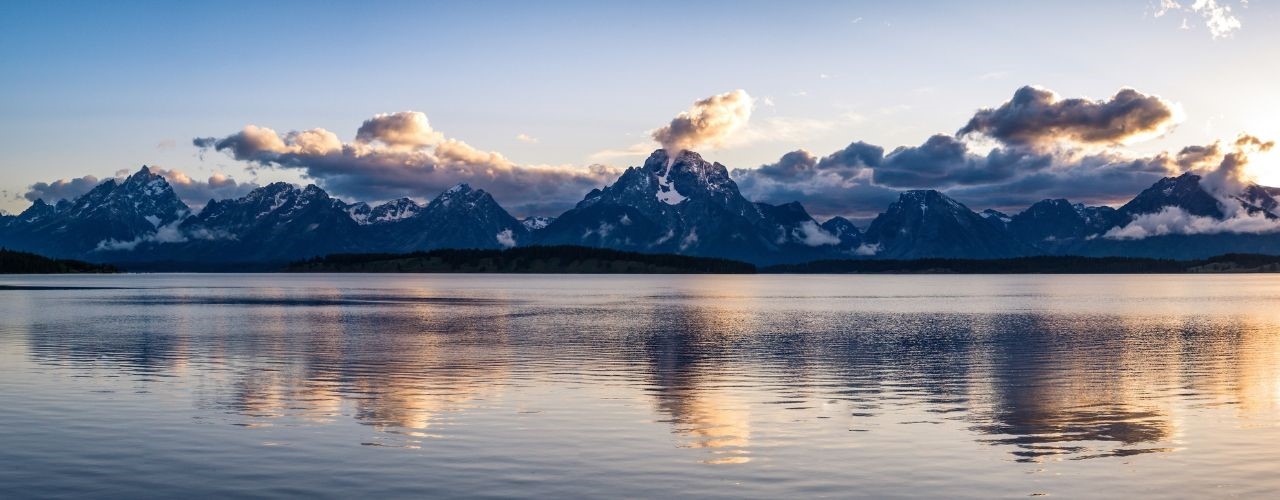 7 of the Best Lakes in Wyoming Filled with Natural Wonder