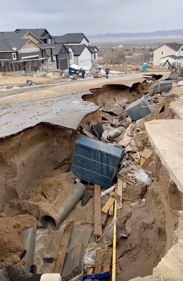 (Video) Kaysville, Utah sinkhole prompts evacuations SVINEWS